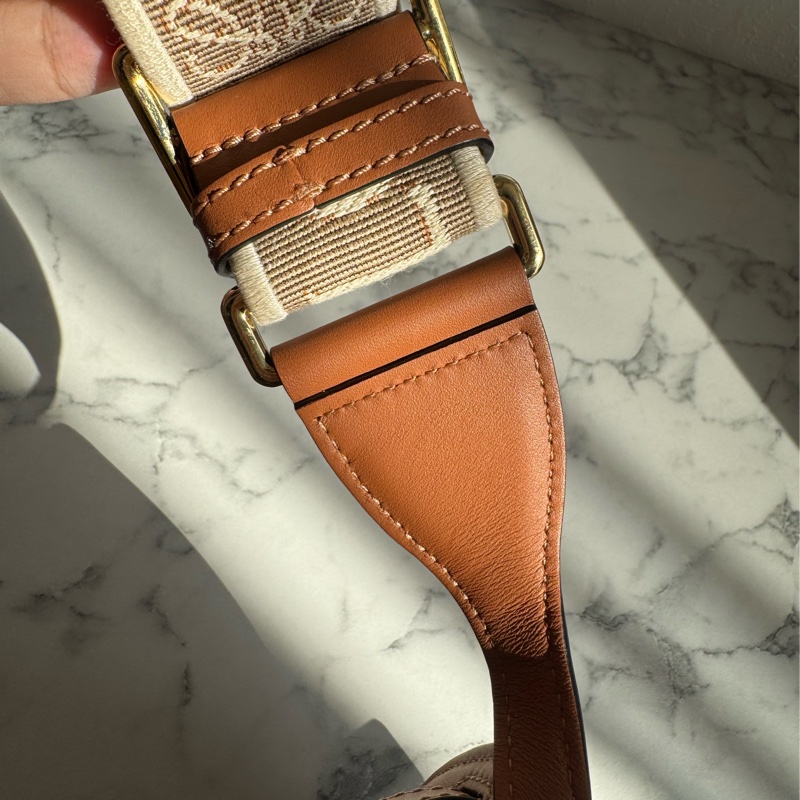 LOEWE棕色MINI GATE寬背帶斜背包-33