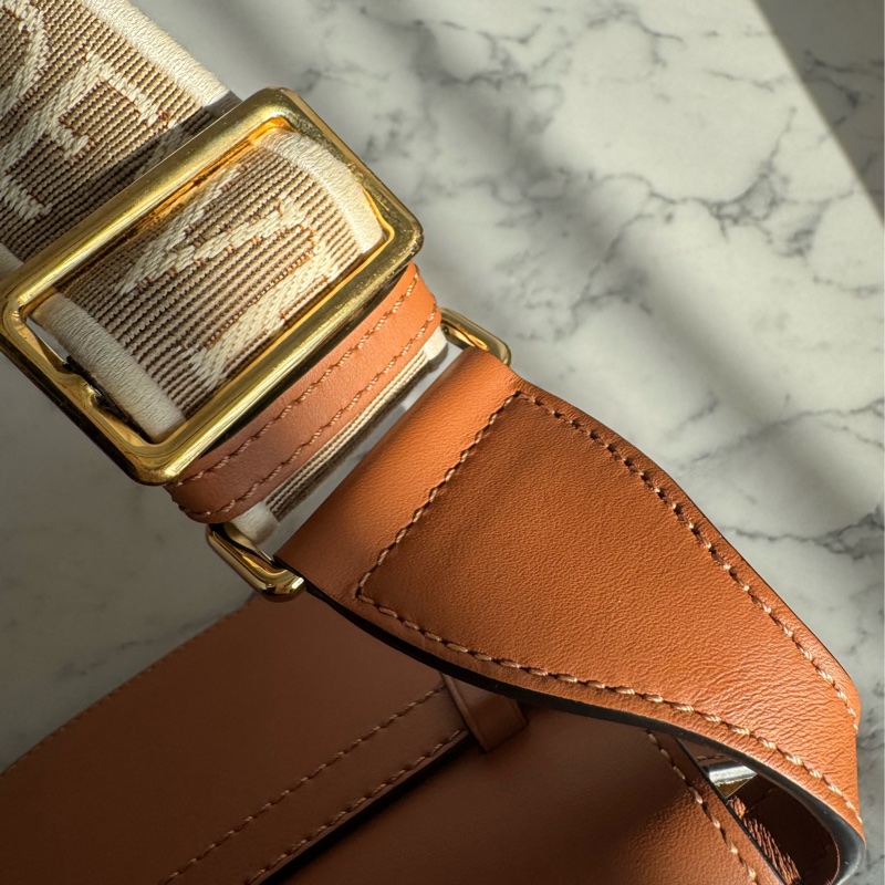 LOEWE棕色MINI GATE寬背帶斜背包-34