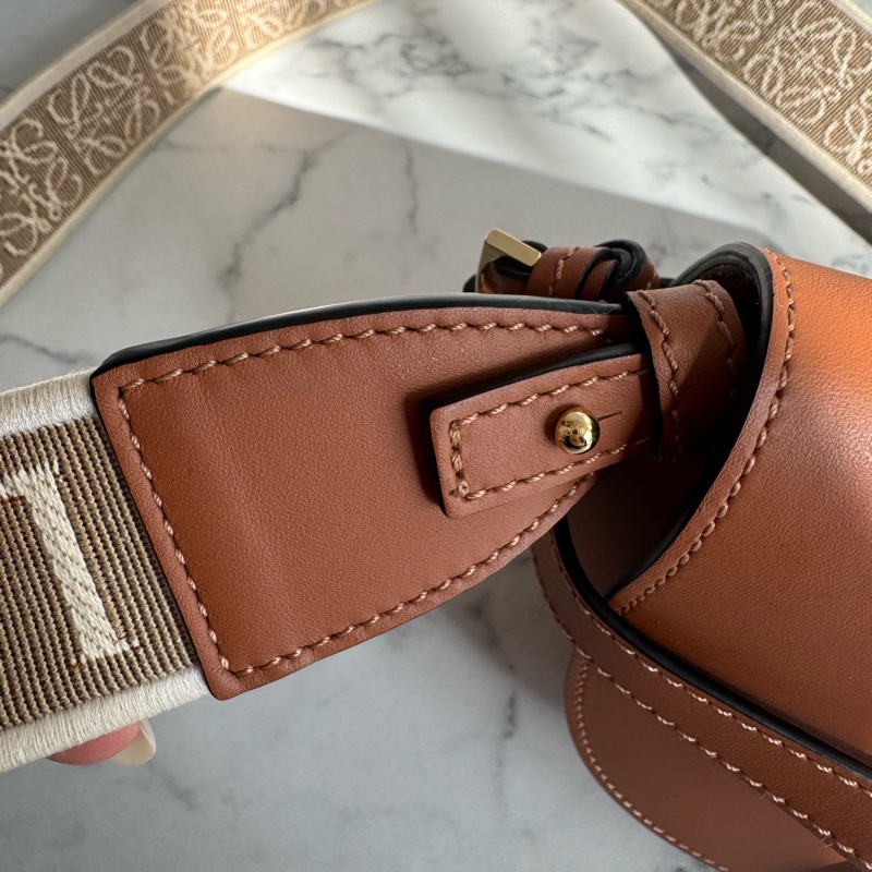 LOEWE棕色MINI GATE寬背帶斜背包-35