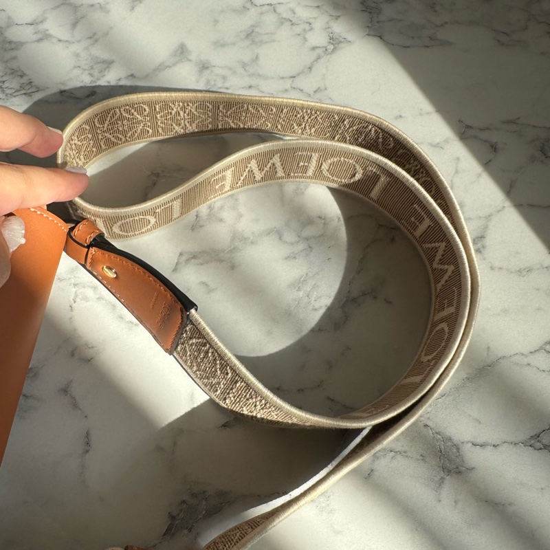LOEWE棕色MINI GATE寬背帶斜背包-37