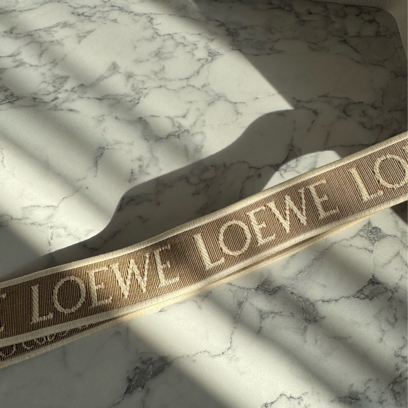 LOEWE棕色MINI GATE寬背帶斜背包-38
