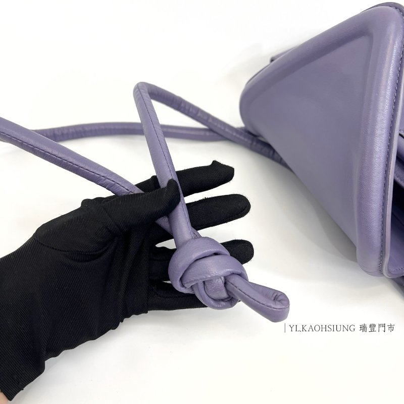 ❣BV 紫小羊皮下蓋V型磁釦圓抽繩Beak小斜背包-10