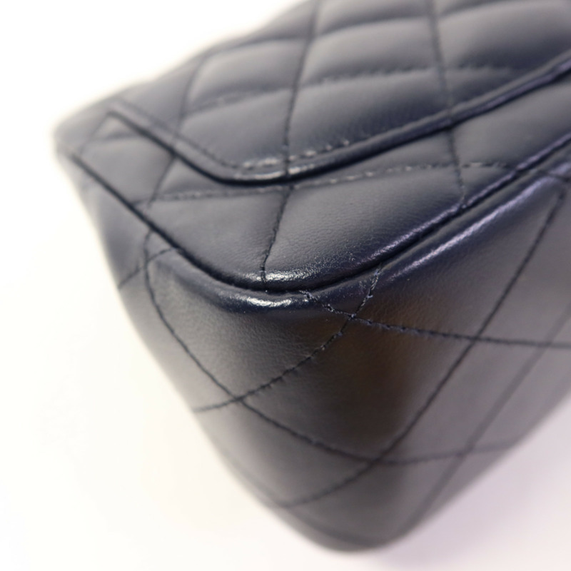 CHANEL 羊皮皮革Mini Classic 17金扣肩背袋-14