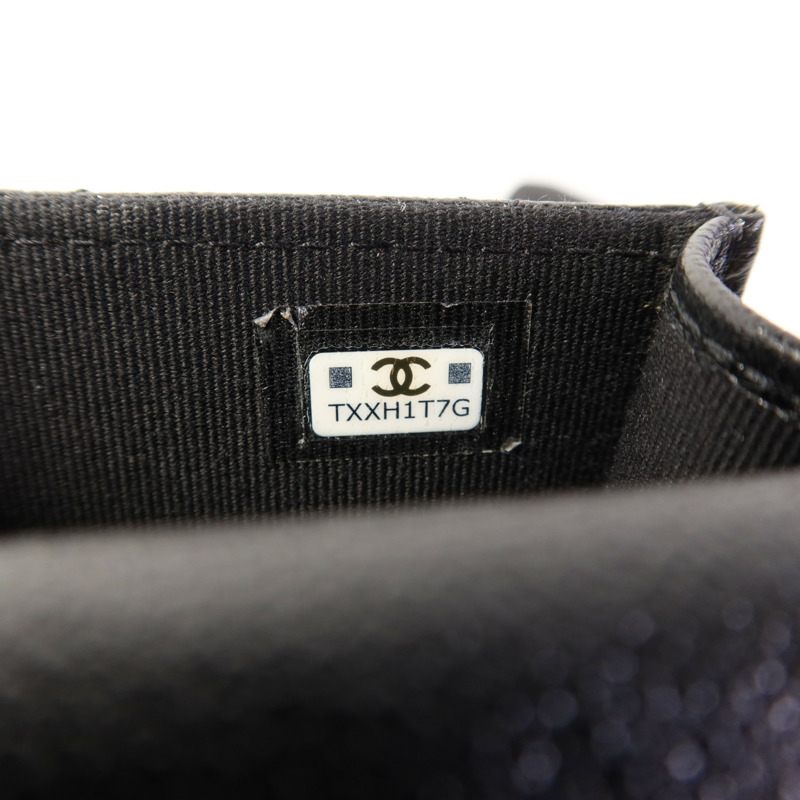 CHANEL 牛皮皮革Phone and Airpods Case金扣手機袋-8