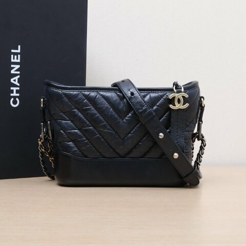 CHANEL GABRIELLE流浪小號20黑色牛皮27開金銀扣V紋肩背包