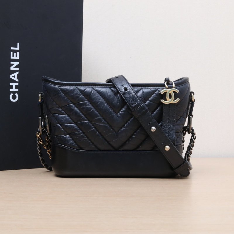 CHANEL GABRIELLE流浪小號20黑色牛皮27開金銀扣V紋肩背包-0
