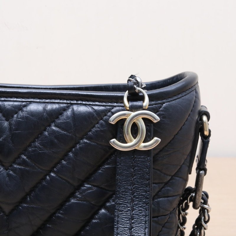 CHANEL GABRIELLE流浪小號20黑色牛皮27開金銀扣V紋肩背包-4
