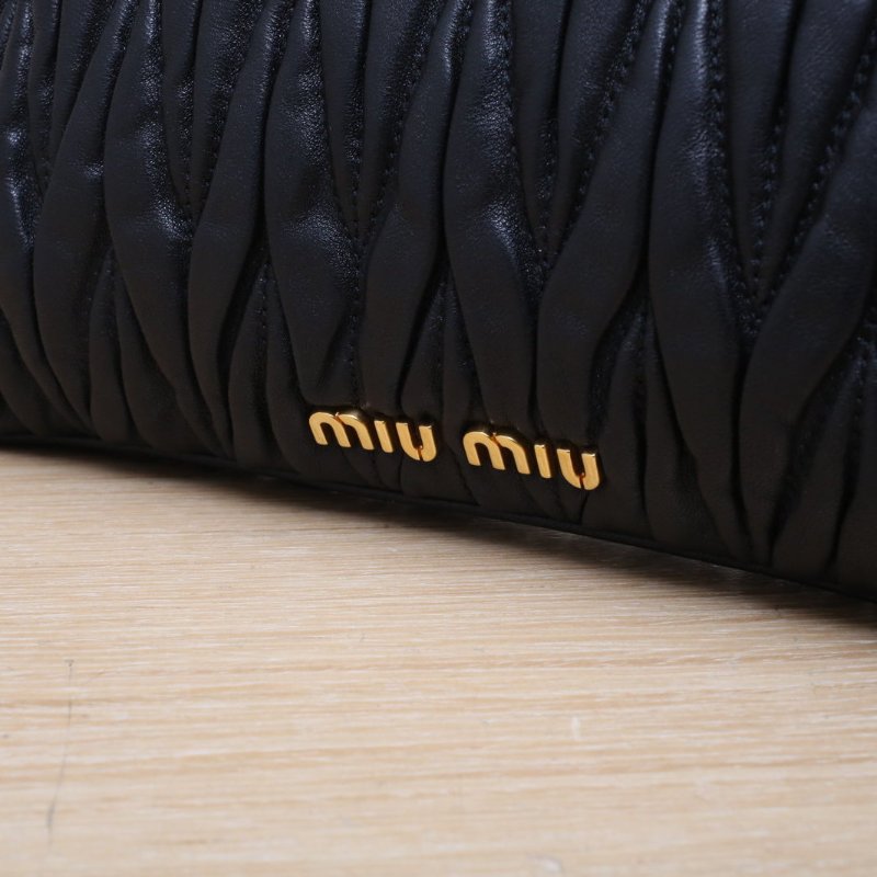 MIU MIU 黑色羊皮手拿包肩背包-1