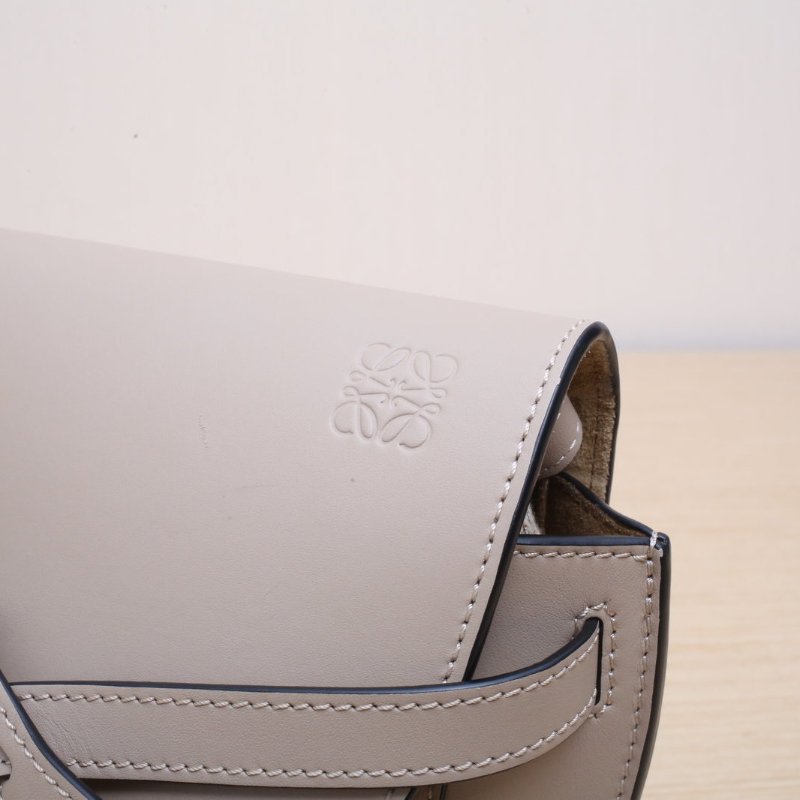 LOEWE Gate馬鞍斜跨包MINIDual寬肩帶灰色牛皮肩背包-4