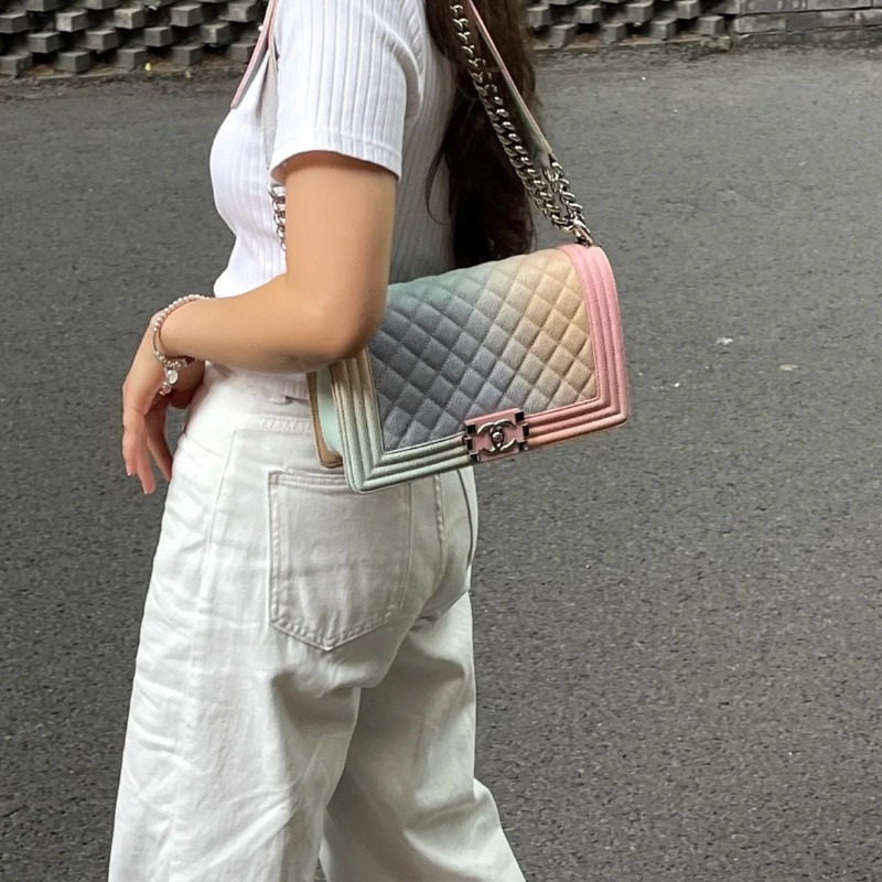 Chanel 彩虹🌈leboy 中號 肩背包斜背包 淡淡的馬卡龍混色包身 荔枝紋牛皮 材質耐磨-8