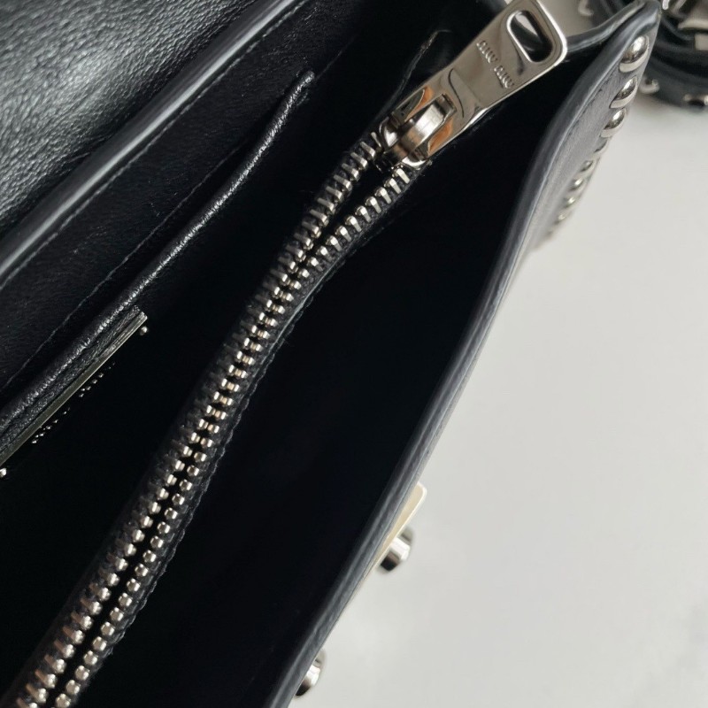 MIU MIU 🖤黑色 鉚釘 郵差包 手提包 肩背包-6