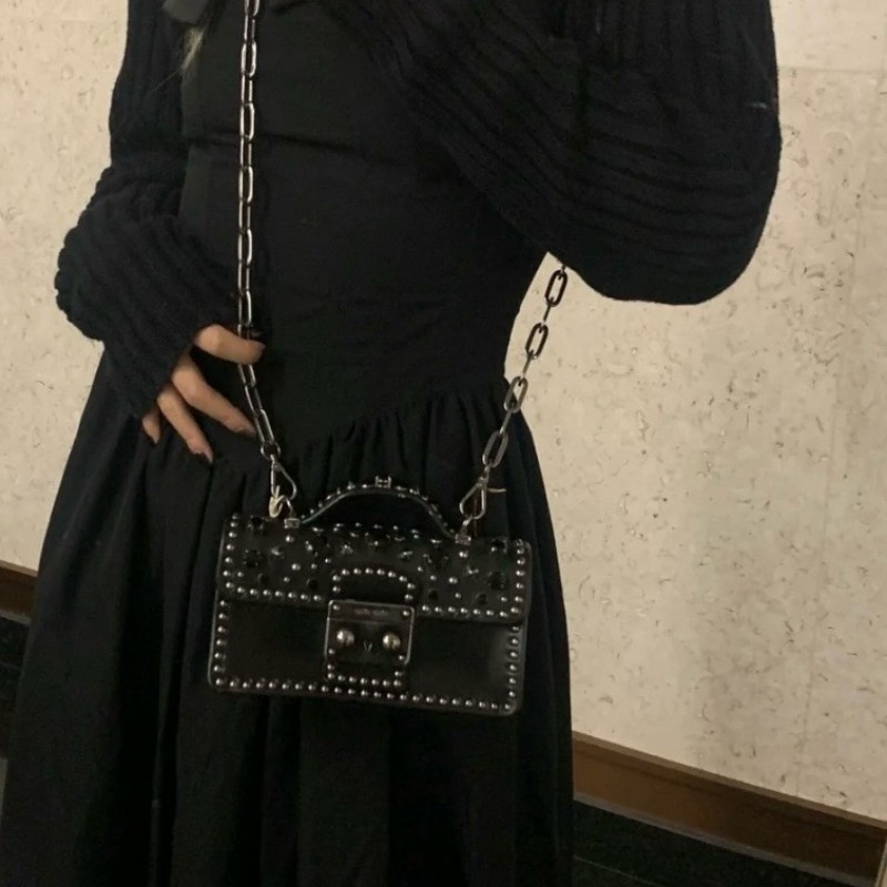 MIU MIU 🖤黑色 鉚釘 郵差包 手提包 肩背包-7