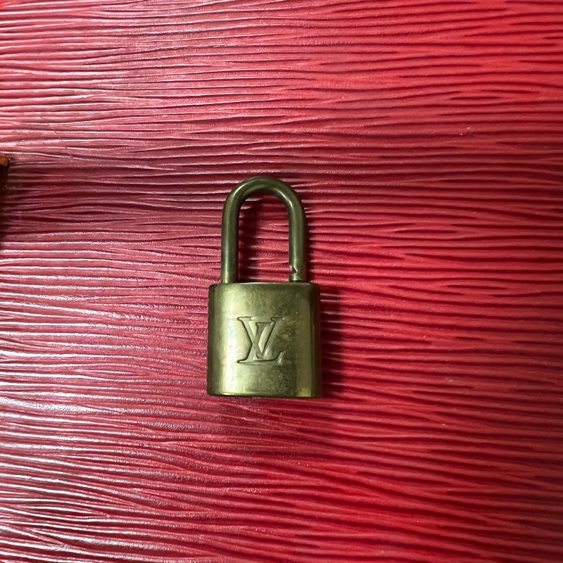 中古Louis Vuitton Epi Cannes 紅色手提包化妝袋收藏品-19