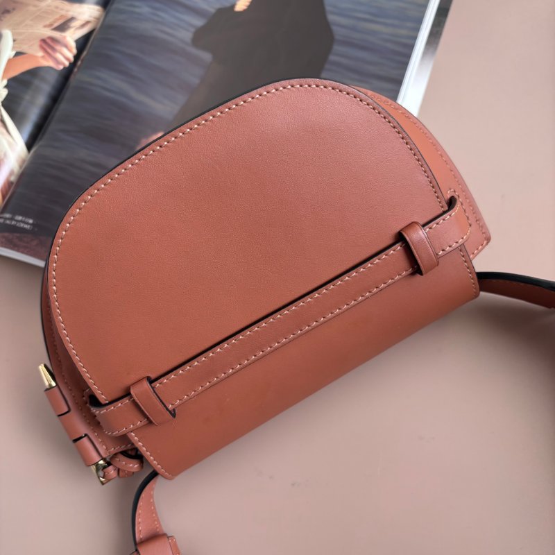 ::LOEWE:: 棕褐色 你柔軟小牛皮緹花 Gate Dual 包款-1