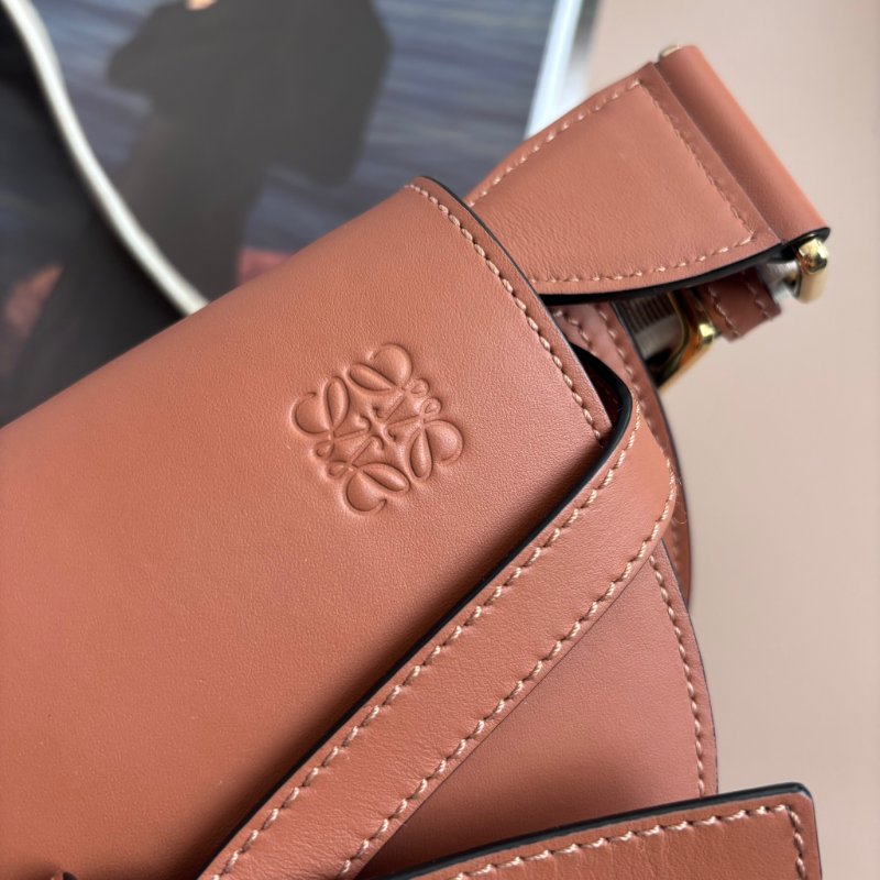 ::LOEWE:: 棕褐色 你柔軟小牛皮緹花 Gate Dual 包款-2