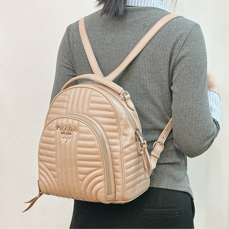 莉亞精品♡ Prada 後背包 奶茶色 二手美包-1