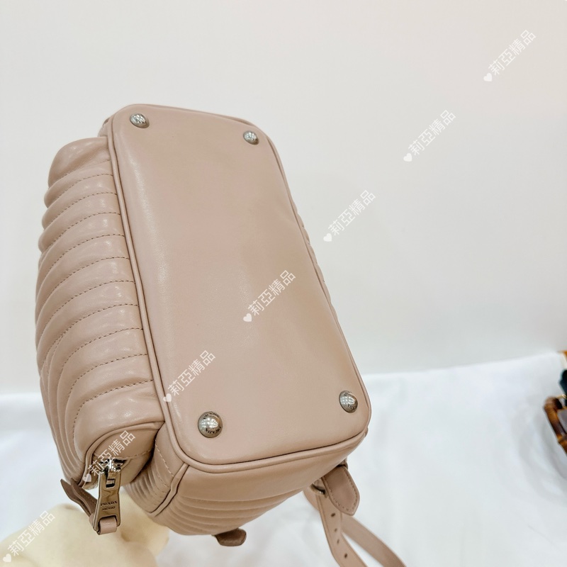 莉亞精品♡ Prada 後背包 奶茶色 二手美包-7