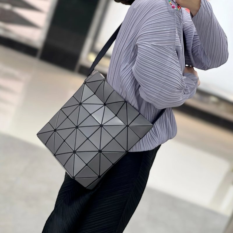 🎉新品好折扣✨Bao Bao Issey Miyake Blocky 6x5 霧面幾何方格斜背包 炭灰色-1