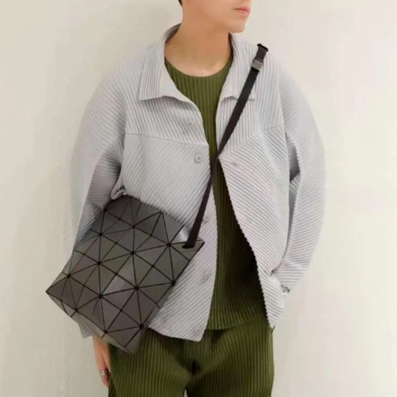 🎉新品好折扣✨Bao Bao Issey Miyake Blocky 6x5 霧面幾何方格斜背包 炭灰色-3