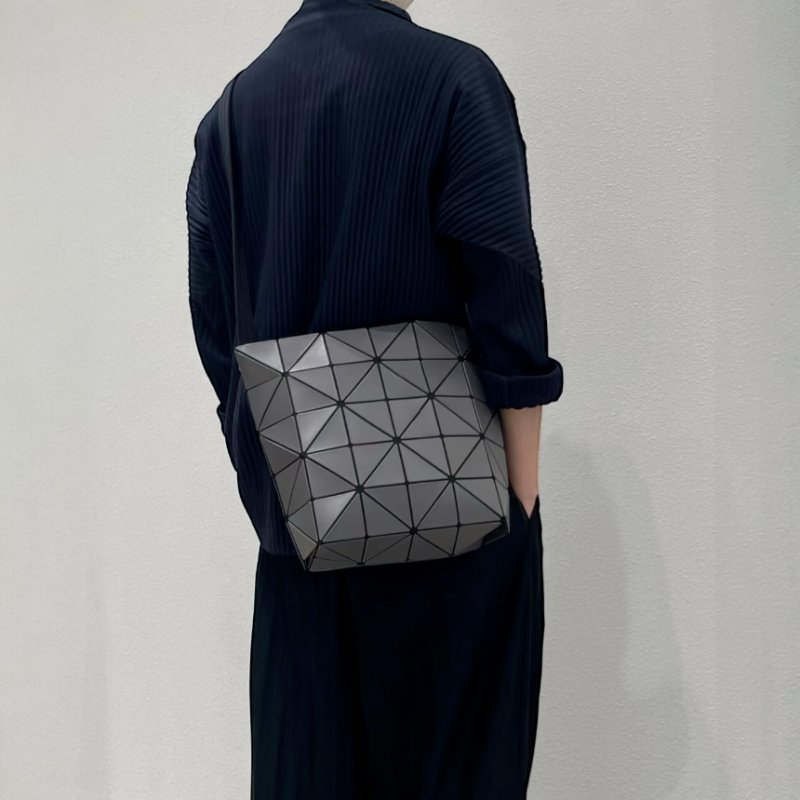 🎉新品好折扣✨Bao Bao Issey Miyake Blocky 6x5 霧面幾何方格斜背包 炭灰色-4