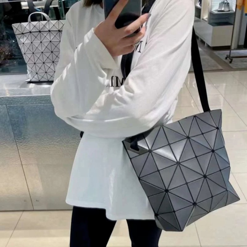 🎉新品好折扣✨Bao Bao Issey Miyake Blocky 6x5 霧面幾何方格斜背包 炭灰色-5