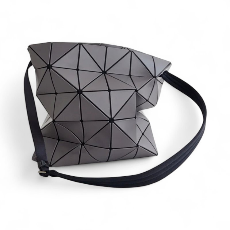 🎉新品好折扣✨Bao Bao Issey Miyake Blocky 6x5 霧面幾何方格斜背包 炭灰色-9