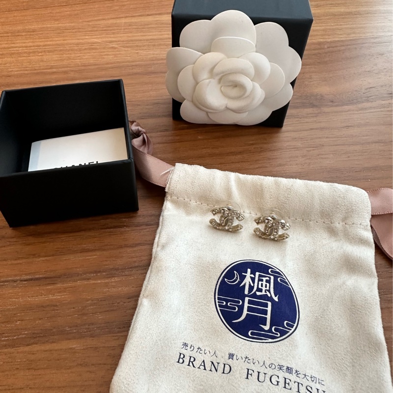香奈兒金色經典雙C水鑽耳鑽 尺寸:最難買大家最愛的 1.5公分,美麗顯眼但又低調奢華,實際可以看照片實戴跟同尺寸類似款照片 配件:購入店家的塵袋、保卡、盒子、小冊子-4