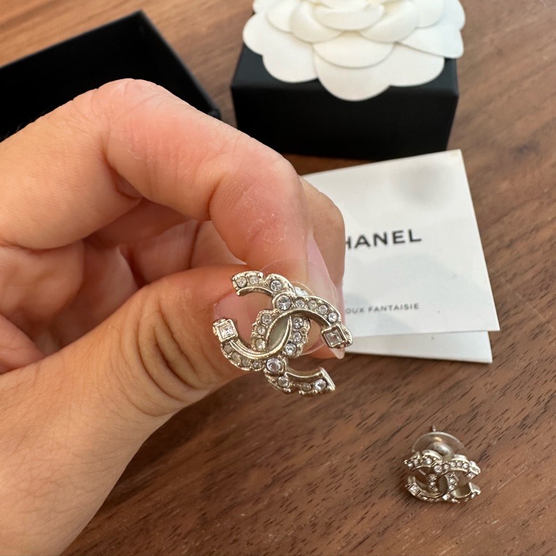 香奈兒金色經典雙C水鑽耳鑽 尺寸:最難買大家最愛的 1.5公分,美麗顯眼但又低調奢華,實際可以看照片實戴跟同尺寸類似款照片 配件:購入店家的塵袋、保卡、盒子、小冊子-5