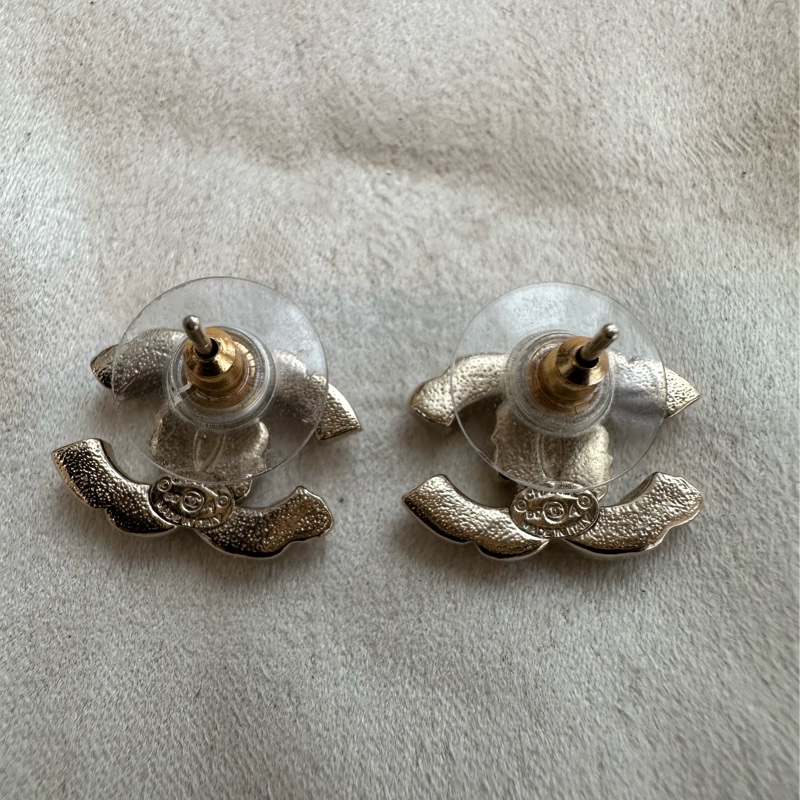 香奈兒金色經典雙C水鑽耳鑽 尺寸:最難買大家最愛的 1.5公分,美麗顯眼但又低調奢華,實際可以看照片實戴跟同尺寸類似款照片 配件:購入店家的塵袋、保卡、盒子、小冊子-8