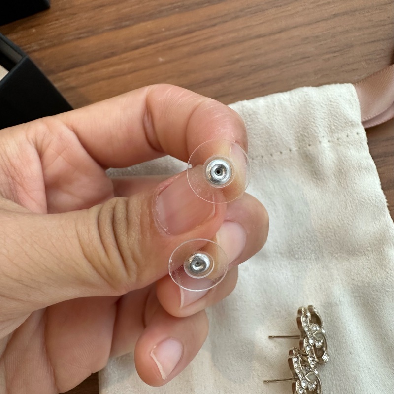 香奈兒金色經典雙C水鑽耳鑽 尺寸:最難買大家最愛的 1.5公分,美麗顯眼但又低調奢華,實際可以看照片實戴跟同尺寸類似款照片 配件:購入店家的塵袋、保卡、盒子、小冊子-10