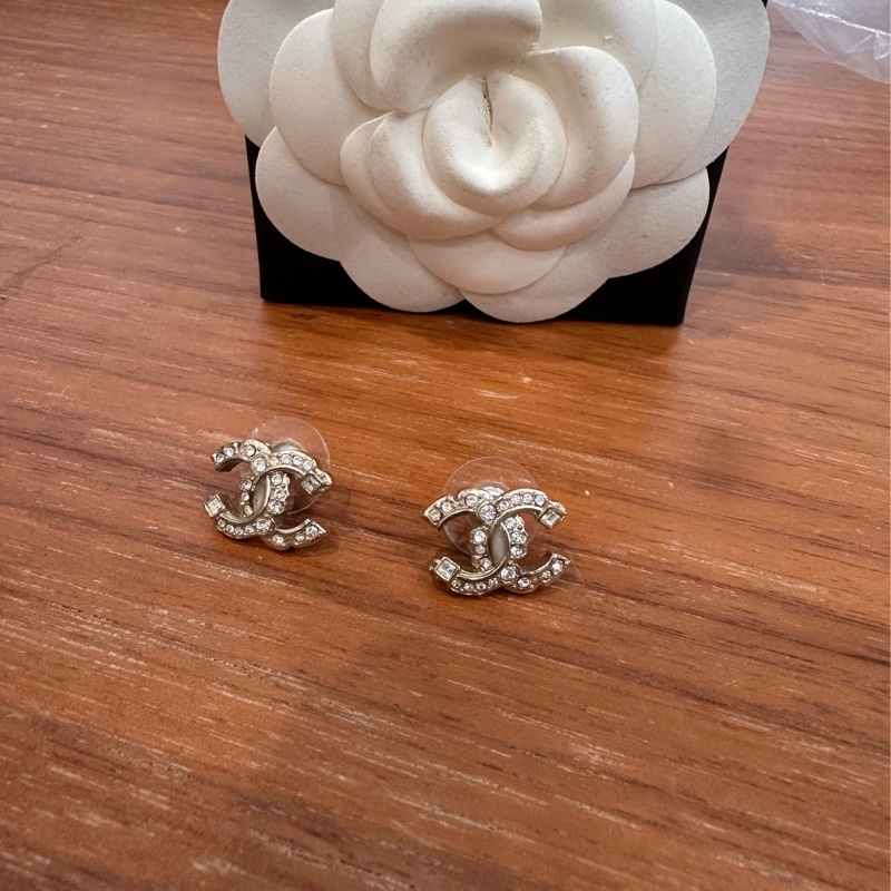 香奈兒金色經典雙C水鑽耳鑽  尺寸：最難買大家最愛的 1.5公分，美麗顯眼但又低調奢華，實際可以看照片實戴跟同尺寸類似款照片 配件：購入店家的塵袋、保卡、盒子、小冊子-0
