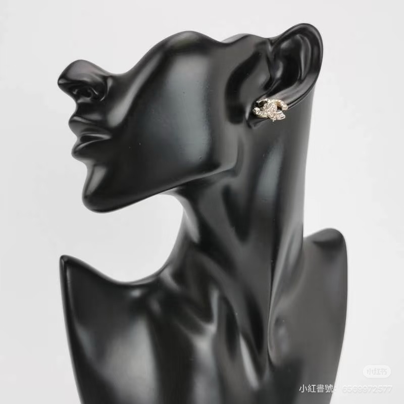 香奈兒金色經典雙C水鑽耳鑽  尺寸：最難買大家最愛的 1.5公分，美麗顯眼但又低調奢華，實際可以看照片實戴跟同尺寸類似款照片 配件：購入店家的塵袋、保卡、盒子、小冊子-2