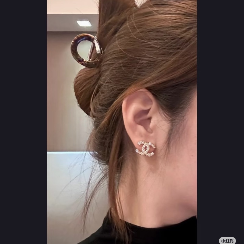 香奈兒金色經典雙C水鑽耳鑽  尺寸：最難買大家最愛的 1.5公分，美麗顯眼但又低調奢華，實際可以看照片實戴跟同尺寸類似款照片 配件：購入店家的塵袋、保卡、盒子、小冊子-3