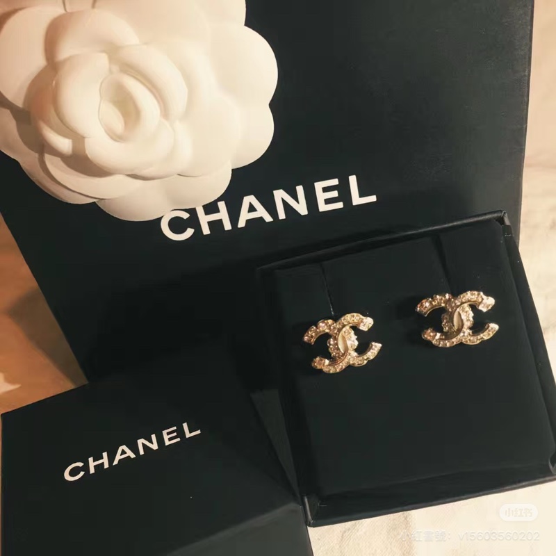 香奈兒金色經典雙C水鑽耳鑽  尺寸：最難買大家最愛的 1.5公分，美麗顯眼但又低調奢華，實際可以看照片實戴跟同尺寸類似款照片 配件：購入店家的塵袋、保卡、盒子、小冊子-4