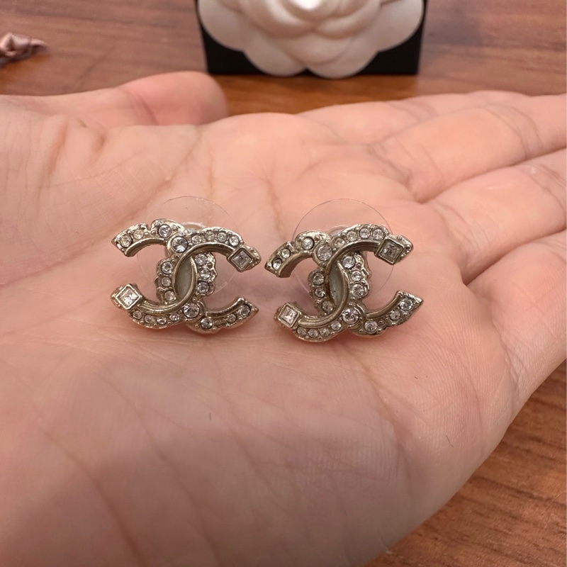 香奈兒金色經典雙C水鑽耳鑽  尺寸：最難買大家最愛的 1.5公分，美麗顯眼但又低調奢華，實際可以看照片實戴跟同尺寸類似款照片 配件：購入店家的塵袋、保卡、盒子、小冊子-5