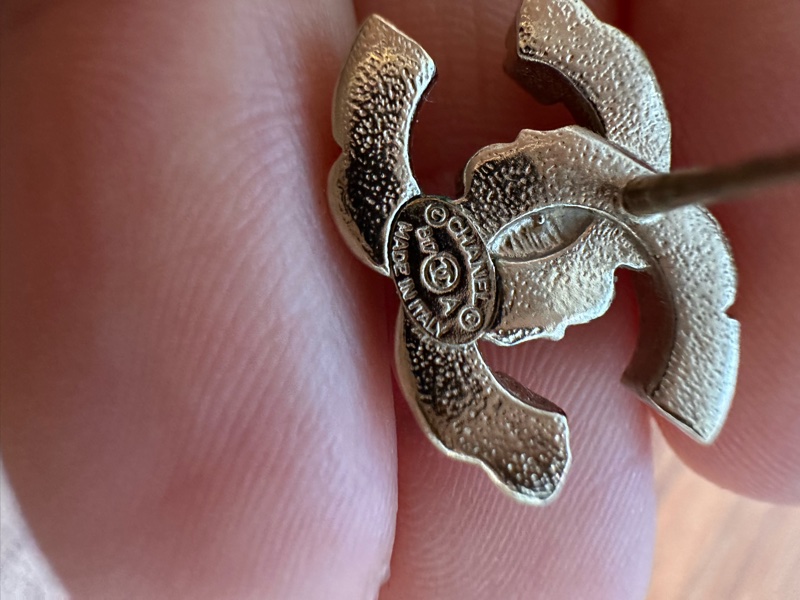 香奈兒金色經典雙C水鑽耳鑽  尺寸：最難買大家最愛的 1.5公分，美麗顯眼但又低調奢華，實際可以看照片實戴跟同尺寸類似款照片 配件：購入店家的塵袋、保卡、盒子、小冊子-6