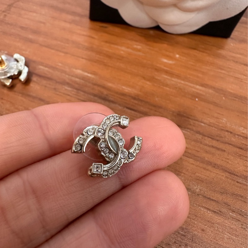 香奈兒金色經典雙C水鑽耳鑽  尺寸：最難買大家最愛的 1.5公分，美麗顯眼但又低調奢華，實際可以看照片實戴跟同尺寸類似款照片 配件：購入店家的塵袋、保卡、盒子、小冊子-7