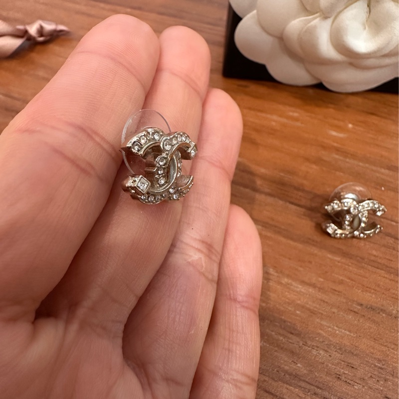 香奈兒金色經典雙C水鑽耳鑽  尺寸：最難買大家最愛的 1.5公分，美麗顯眼但又低調奢華，實際可以看照片實戴跟同尺寸類似款照片 配件：購入店家的塵袋、保卡、盒子、小冊子-8