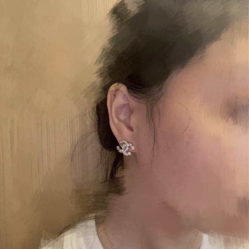 香奈兒金色經典雙C水鑽耳鑽  尺寸：最難買大家最愛的 1.5公分，美麗顯眼但又低調奢華，實際可以看照片實戴跟同尺寸類似款照片 配件：購入店家的塵袋、保卡、盒子、小冊子-9