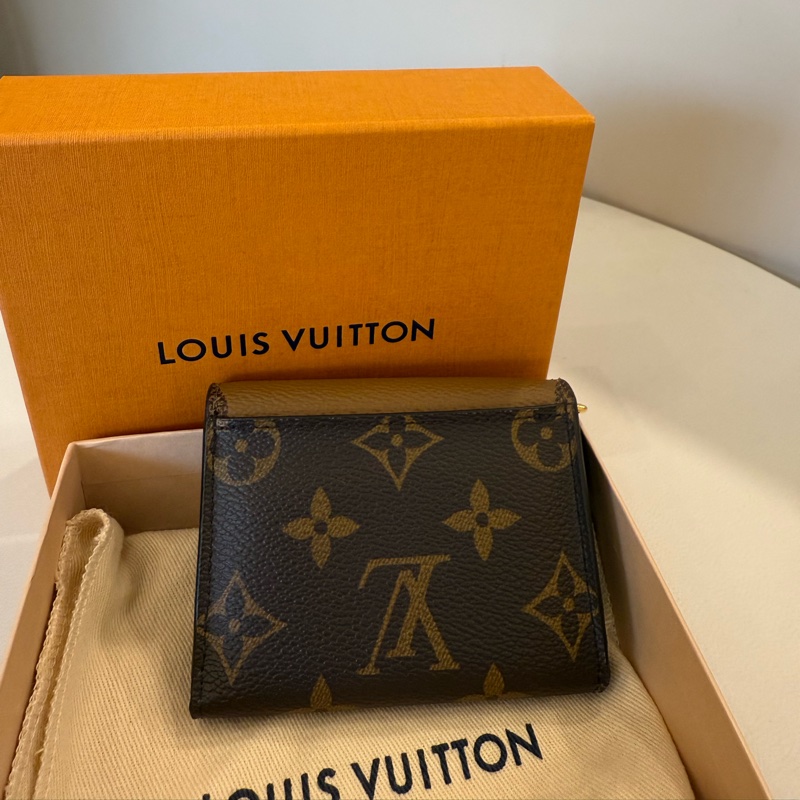 (極新美品)lv經典花紋扣式零錢短夾-1