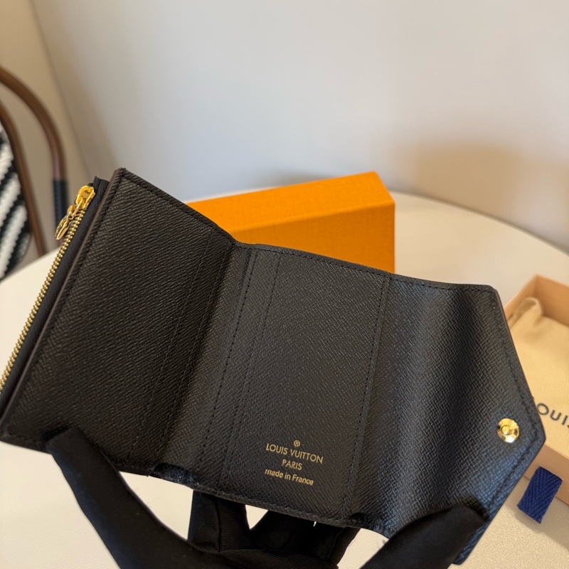 (極新美品)lv經典花紋扣式零錢短夾-2