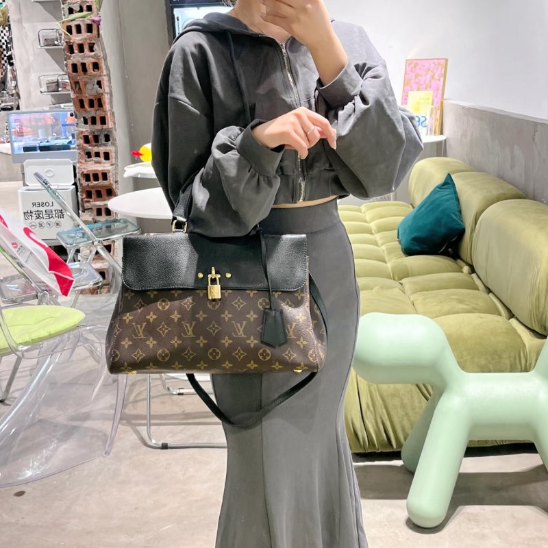 LV 老花拼色Venus手提斜背包34*22*12 98新配件塵袋購證鎖鑰匙-1