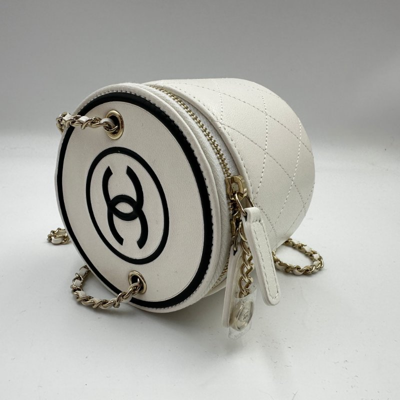 CHANEL Chain and Charm Vanity Case 圓桶羊皮化妝包-1