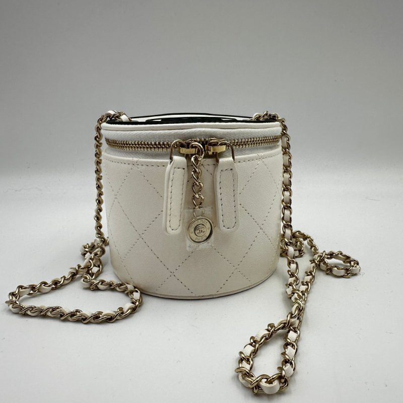 CHANEL Chain and Charm Vanity Case 圓桶羊皮化妝包-4