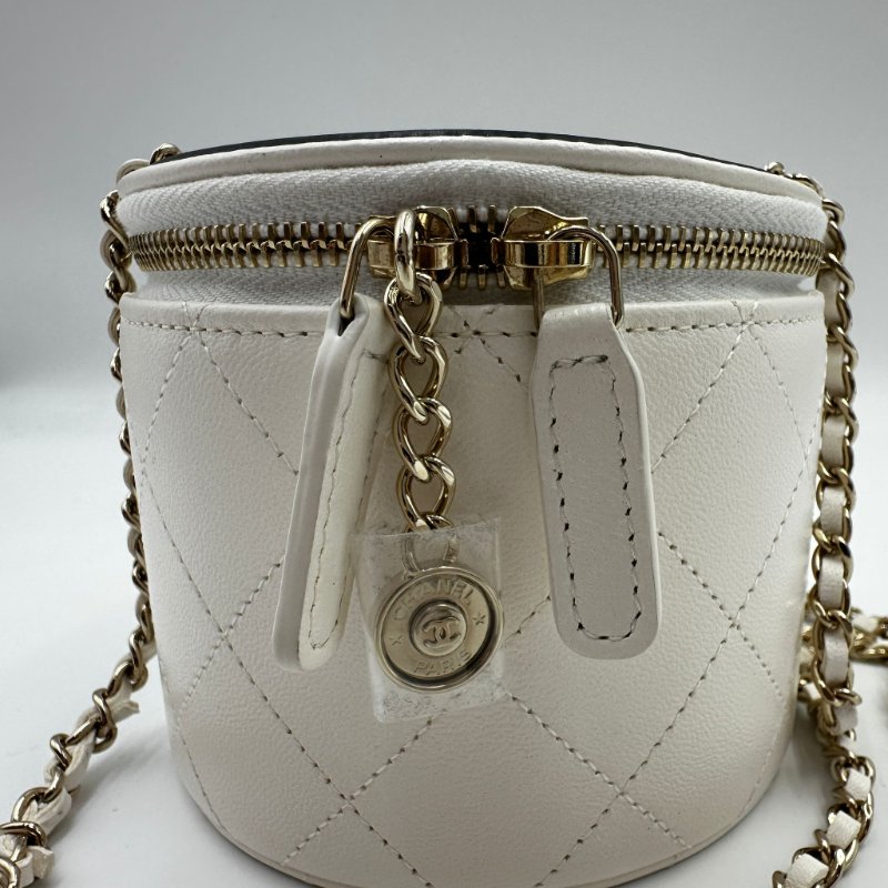 CHANEL Chain and Charm Vanity Case 圓桶羊皮化妝包-6