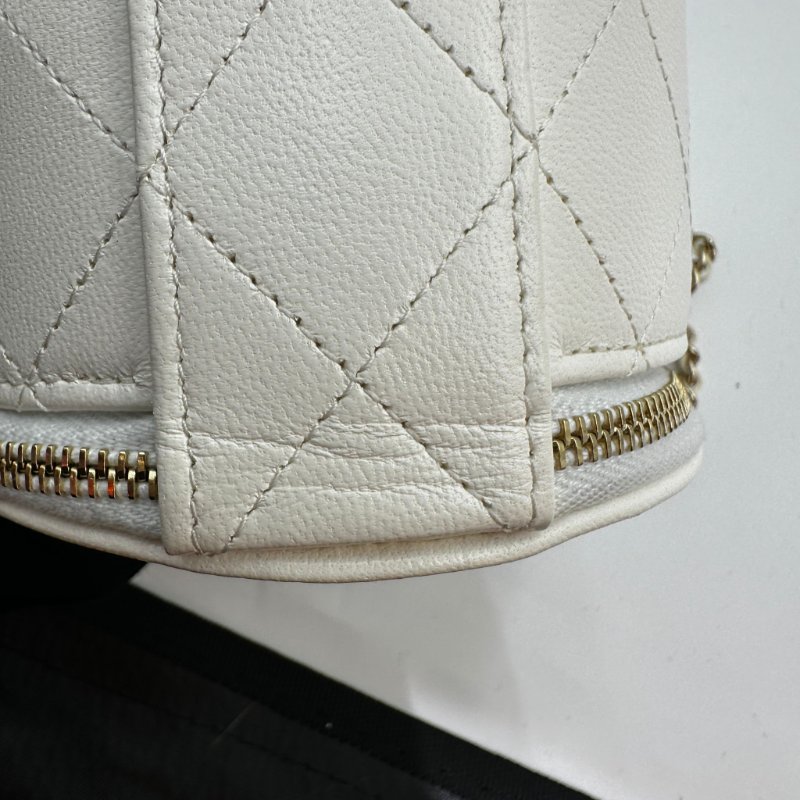 CHANEL Chain and Charm Vanity Case 圓桶羊皮化妝包-10