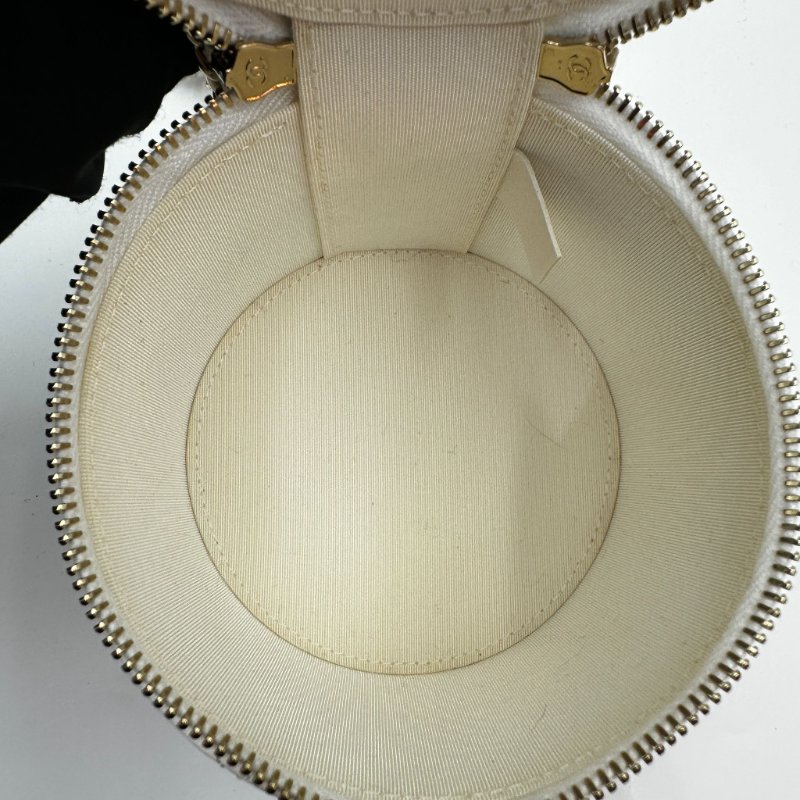 CHANEL Chain and Charm Vanity Case 圓桶羊皮化妝包-11