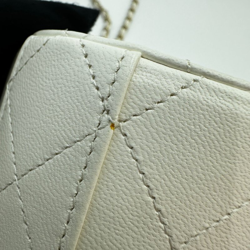 CHANEL Chain and Charm Vanity Case 圓桶羊皮化妝包-12