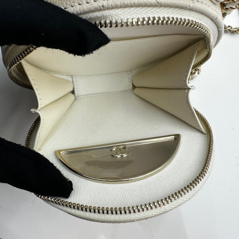 CHANEL Mini Round Vanity 2022早春白色魚子醬牛皮 小圓餅斜褙袋-6