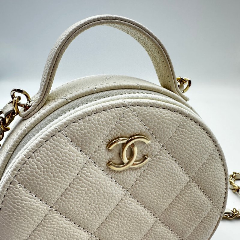 CHANEL Mini Round Vanity 2022早春白色魚子醬牛皮 小圓餅斜褙袋-7
